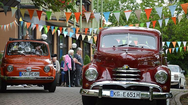 Festtag: Die Bewohner des BRK-Alten- und Pflegeheims starten zum Ausflug im Oldtimer.