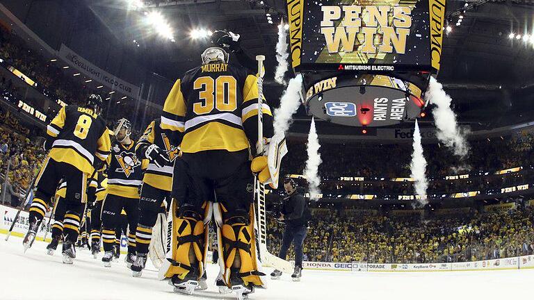 Erfolgreich       -  Pittsburghs Spieler jubeln nach dem Sieg gegen die Nashville Predators. Foto: Bruce Bennett