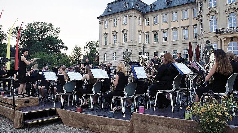 Königliche Klänge vor majestätischer Kulisse. Die Bläserphilharmonie lud wieder zu ihrem traditionellen Konzert im Schlosspark ein.