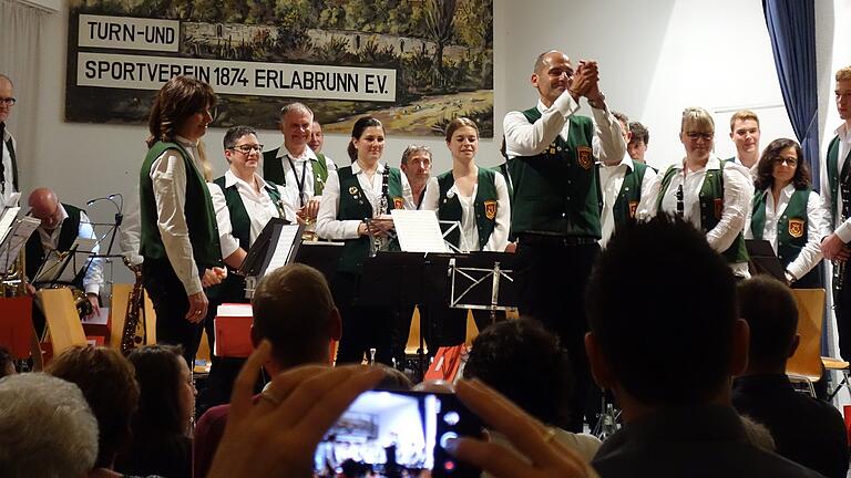 „Standing Ovations“ beim Schlussapplaus für die Kapelle – in der Mitte: Frank Kümmet. „Standing Ovations“ beim Schlussapplaus für die Kapelle – in der Mitte: Frank Kümmet.