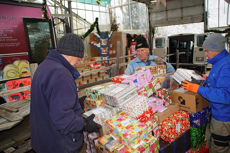 Weihnachtspakete werden in Vukovar verteilt. Foto: Jürgen Barth