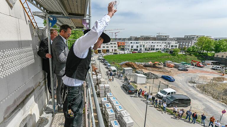 Richtfest für 108 neue Wohnungen am Hubland: Drei frühere Mannschaftshäuser in der Elisabeth-Scheuring Straße am Hubland wurden saniert. Das Bild zeigt (von rechts) Zimmerermeister Manuel Weißenberger beim Richtspruch sowie Christian Will und Peter Skrabs von W&amp;S Immobilien.