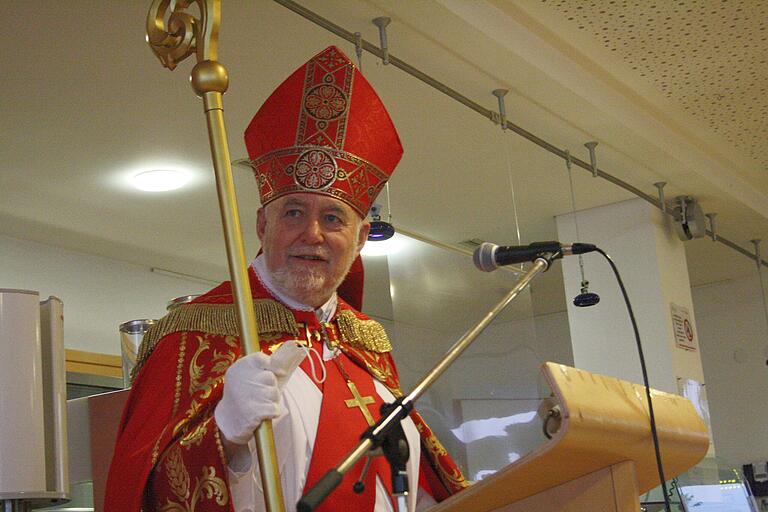Seit vielen Jahren ist Johannes Schulz mit ganz viel Freude und 'Herzblut', selbstverständlich ehrenamtlich, als Bischof Nikolaus an und um den Nikolaustag herum in zwei Würzburger Seniorenheimen, in kinderreichen Familien und früher auch in Kitas und Schulen aktiv. Auch in diesem Jahr bekam er wieder Geldspenden. Den Betrag von 200 Euro reichte er an die Aktion Patenkind weiter. Seit vielen Jahren ist Johannes Schulz mit ganz viel Freude und 'Herzblut', selbstverständlich ehrenamtlich, als Bischof Nikolaus an und um den Nikolaustag herum in zwei Würzburger Seniorenheimen, in kinderreichen Familien und früher auch in Kitas und Schulen aktiv. Auch in diesem Jahr bekam er wieder Geldspenden. Den Betrag von 200 Euro reichte er an die Aktion Patenkind weiter.