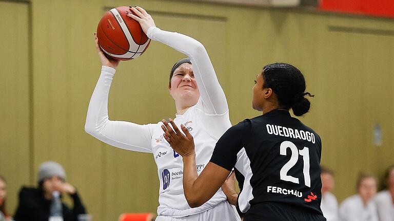 Johanna Michel (links) von den QOOL Sharks Würzburg erzielte im Spitzenspiel der Zweiten Bundesliga Süd gegen die Rhein-Main Baskets aus Langen 20 Punkte, darunter fünf Dreier.