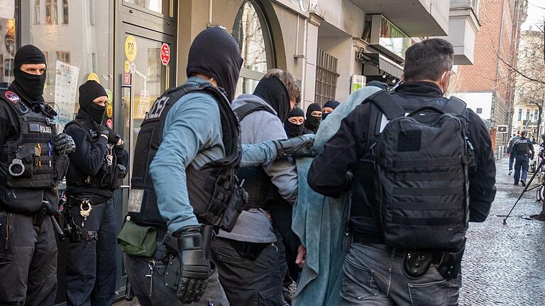 Großrazzia gegen Clankriminalität - Drogen- und Waffenhandel       -  Behörden setzen auf hohen Kontrolldruck (Archivbild).