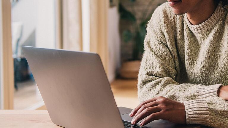 Ein Mann arbeitet am Laptop       -  Länger Freude am Laptop: Mit regelmäßigen Backups und Updates lassen sich viele Probleme vermeiden.