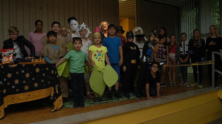 Die Kinder-Theatergruppe auf der Bühne in der Trink-und Wandelhalle. Die Woche über hatten sie unter Anleitung von Angela und Anna Sey ein Theaterstück erarbeitet und das Ergebnis am Freitag vorgestellt.