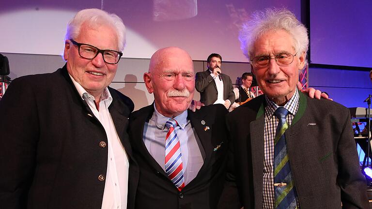 Legenden unter sich: Kampfsportler Udo Hofer (Budokan, Mitte) hatte Günter Traub (rechts) seit 50 Jahren nicht mehr getroffen und ließ es sich nicht nehmen, sich mit ihm und Bruder Jürgen für ein Erinnerungsfoto zu postieren. Legenden unter sich: Kampfsportler Udo Hofer (Budokan, Mitte) hatte Günter Traub (rechts) seit 50 Jahren nicht mehr getroffen und ließ es sich nicht nehmen, sich mit ihm und Bruder Jürgen für ein Erinnerungsfoto zu postieren.
