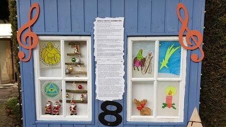 Als Zeichen gegen Einsamkeit wurden 24 Adventsfenster gestaltet. Als Zeichen gegen Einsamkeit wurden 24 Adventsfenster gestaltet.