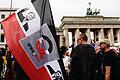 Erkennungszeichen für QAnon auf der Demo gegen Corona-Maßnahmen im August 2020 in Berlin: eine Fahne mit dem Bild des mittlerweile abgewählten US-Präsidenten Donald Trump auf sowie mit dem 'Q'&nbsp; und dem Schriftzug 'WWG1WGA '(für 'Where We Go one We Go All').