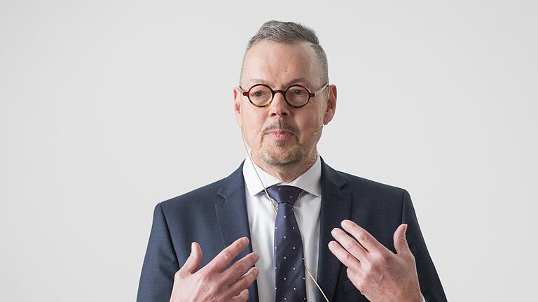 Peter Bofinger ist Wirtschafts- und Finanzwissenschaftler an der Universität Würzburg. Peter Bofinger ist Wirtschafts- und Finanzwissenschaftler an der Universität Würzburg.
