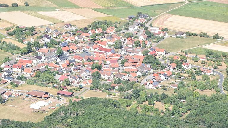 Jetzt heißt es genau hinschauen: Elegant schwingt sich die wenig befahrene Durchgangsstraße durch das Dorf, das sich im Süden des Landkreises befindet. Jetzt heißt es genau hinschauen: Elegant schwingt sich die wenig befahrene Durchgangsstraße durch das Dorf, das sich im Süden des Landkreises befindet.