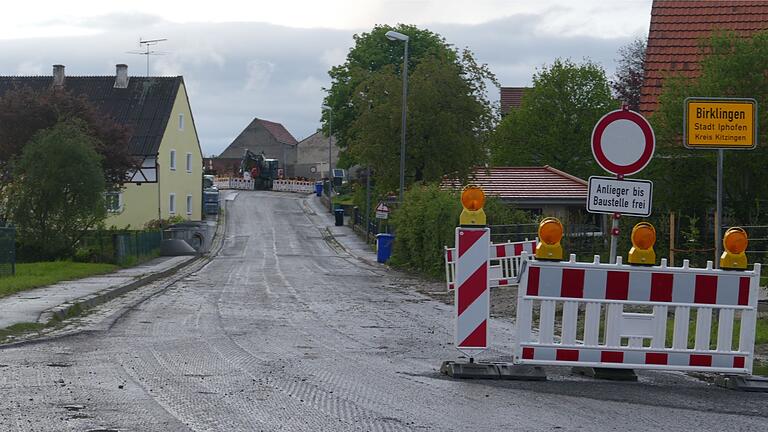 Die Ortsdurchfahrt von Birklingen ist nach wie vor gesperrt. Im Mai verlagern sich die Bauarbeiten an den Südrand.