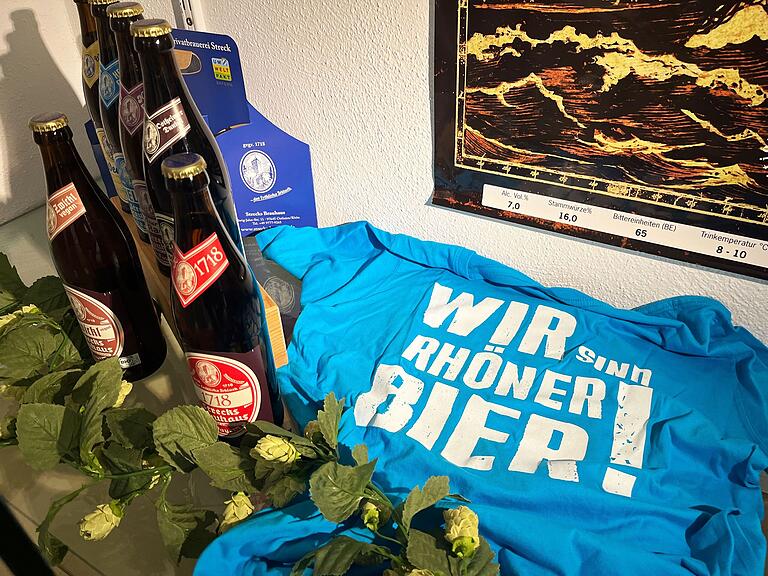 Unter anderem die verschiedenen Biere der beteiligten Brauereien von 'Wir sind Rhöner Bier' sind in der Ausstellung zu sehen. Unter anderem die verschiedenen Biere der beteiligten Brauereien von 'Wir sind Rhöner Bier' sind in der Ausstellung zu sehen.