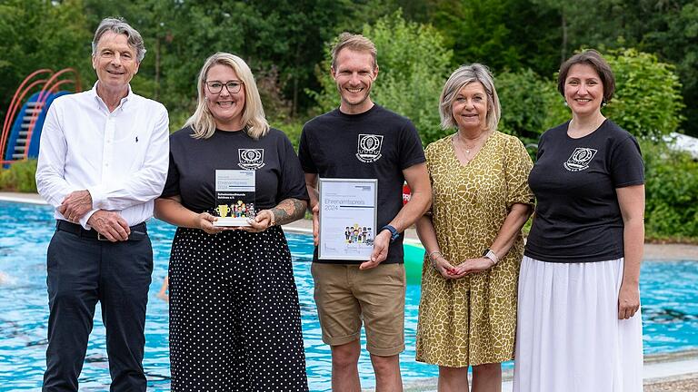 Im Bild Wolfgang Reif (Vorstandsmitglied der Versicherungskammer Stiftung), Jessica Enders (1. Vorsitzende Schwimmbadfreunde Schönau e. V.), Florian Ehringer (2. Vorsitzender Schwimmbadfreunde Schönau e. V.), Eva Böhm (stellvertretende Landrätin), Sonja Rahm (1. Bürgermeisterin).