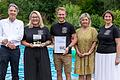 Im Bild Wolfgang Reif (Vorstandsmitglied der Versicherungskammer Stiftung), Jessica Enders (1. Vorsitzende Schwimmbadfreunde Schönau e. V.), Florian Ehringer (2. Vorsitzender Schwimmbadfreunde Schönau e. V.), Eva Böhm (stellvertretende Landrätin), Sonja Rahm (1. Bürgermeisterin).