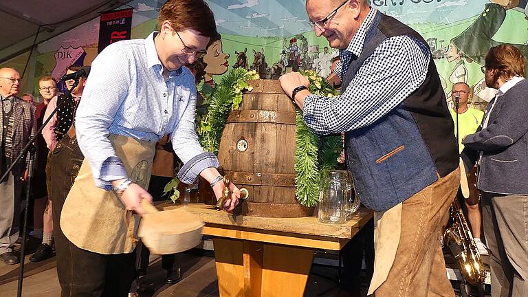 Gekonnt mit nur wenigen Schlägen: Bürgermeisterin Birgit Erb (links) durfte das Festbier zum 36. Weisbacher Oktoberfest anstechen. Unterstützend zur Seite stand ihr Bierstand-Verantwortlicher Harald Lehnert von der DJK Weisbach (rechts).