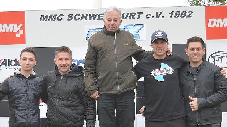 Der MMC Schweinfurt ehrt seine Fahrer       -  Nach Saisonende ehrte der MMC seine erfolgreichen Fahrer. Von links: Jannik Müller (2. Platz MSR Motocross), Dominik Mai (2. Platz DEM Enduro B-Lizenz), Horst Gock (1. Platz IGE Enduro Golden Masters), Manuel Schad (2. Platz IGE Enduro Youngtimer, 5. Platz IGE Enduro Zweizylinder) und Tobias Piening (6. Platz DMV MX 2-Takt Cup).