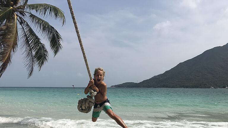 Familie Kehlert aus Estenfeld ist mitten in der Corona-Pandemie mit ihren drei Kindern auf die thailändische Insel Ko Phangan gezogen. Der elfjährige Tom hat Spaß am Strand.