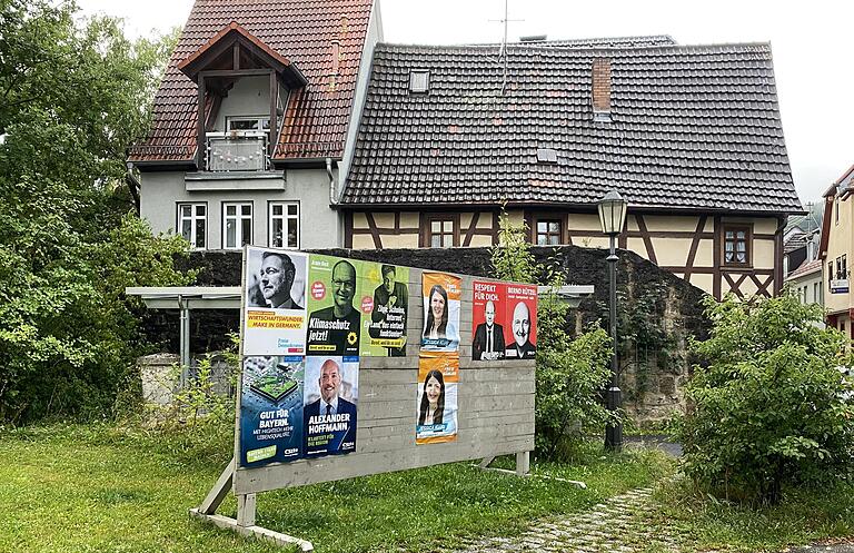 Wahlwerbung auf Fränkisch: Eine Plakatwand in Karlstadt (Lkr. Main-Spessart). Der Trend zur Briefwahl indes wird immer größer. Rund 50 Prozent der Wahlberechtigten werden schon vor dem Wahlsonntag ihr Kreuz gemacht haben.