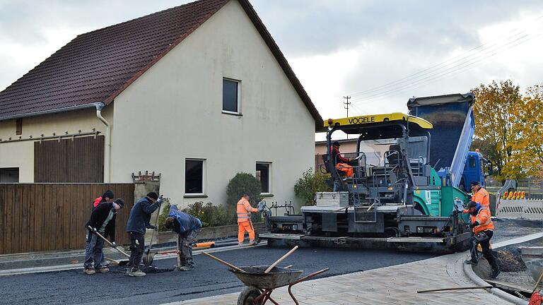 Mit weiteren Asphaltierarbeiten gingen die Dorferneuerungsmaßnahmen in Ipthausen einen weiteren Schritt voran.