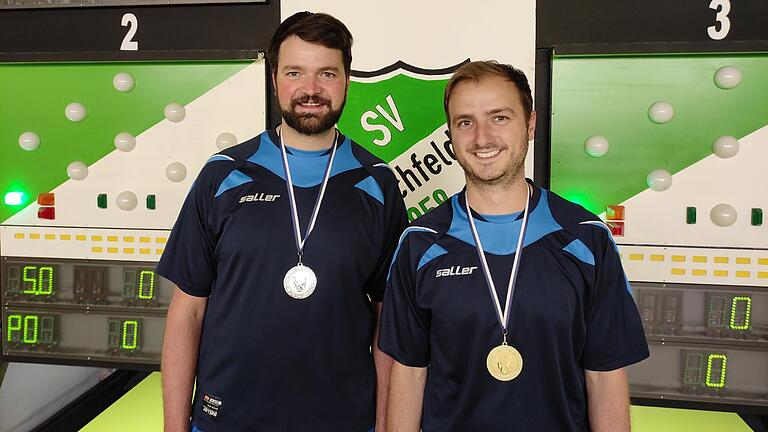 Daniel Schodorf (rechts) gewann die Clubmeisterschaft 2021 des Kegelklubs Einigkeit. Links Frank Schodorf, der den zweiten Platz belegte. Auf dem Bild fehlt Theo Kaiser (Dritter). Daniel Schodorf (rechts) gewann die Clubmeisterschaft 2021 des Kegelklubs Einigkeit. Links Frank Schodorf, der den zweiten Platz belegte. Auf dem Bild fehlt Theo Kaiser (Dritter).
