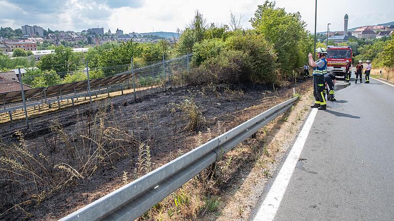 Die Berufsfeuerwehr Würzburg wurde am Montagnachmittag zu einem Böschungsbrand an der B8 gerufen. Die Berufsfeuerwehr Würzburg wurde am Montagnachmittag zu einem Böschungsbrand an der B8 gerufen.