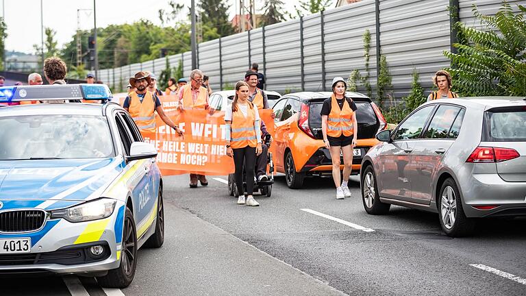 Klimaaktivisten der Letzten Generation blockierten die B19 in Würzburg.