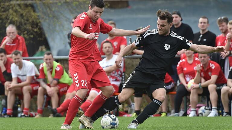 Kilian Katzenberger (links) vom FC Eibstadt und Daniel Franz (rechts) von der SG Oerlenbach/Ebenhausen im Kampf um den Ball.