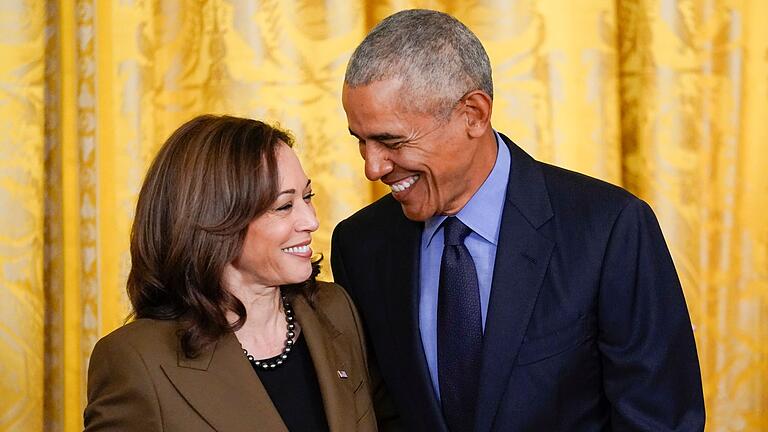 Kamala Harris und Barack Obama       -  Barack Obama hat sich ein paar Tage Zeit gelassen, bis er sich nun öffentlich hinter die Kandidatur von Kamala Harris stellte. (Archivbild)