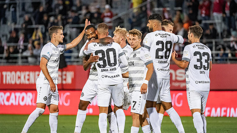 Die Würzburger Kickers gewinnen am Freitag 13.09.24 gegen die DJK Vilzing mit 4:0 in der AKON Arena in Würzburg.