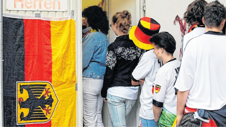 Immer schön der Reihe nach: Wer beim Fußballschauen aufs Klo geht, muss mit Wartezeiten rechnen, besonders beim Public Viewing. Immer schön der Reihe nach: Wer beim Fußballschauen aufs Klo geht, muss mit Wartezeiten rechnen, besonders beim Public Viewing.