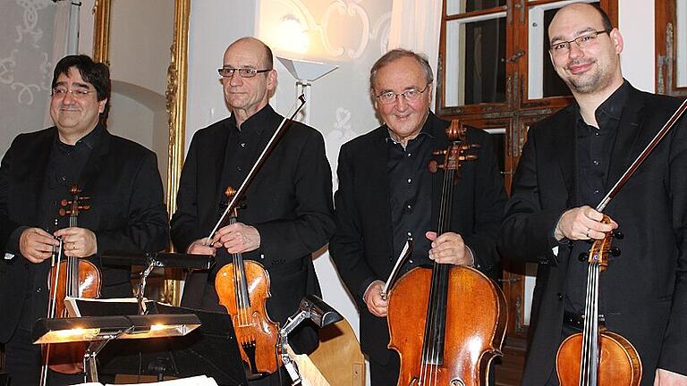 Bamberger Streichquartett gastiert in Schloss Oberschwappach       -  Die Oberschwappacher Schlosskonzerte starten in die neue Saison. Berühmte Werke für Streicher und Klavier erklingen zur Spielzeiteröffnung am Samstag, 16. November, und am Sonntag, 17. November, jeweils um 18 Uhr sowie am Sonntag um 11 Uhr im Spiegelsaal des Schlosses. Mit dem Bamberger Streichquartett, das als &bdquo;quartet in residence&ldquo; mit Raúl Teo Arias, Andreas Lucke, Branko Kabadaic und Karlheinz Busch besetzt ist, musiziert der Pianist Erwin Stein. Er war jahrzehntelang Klavierprofessor an der Musikhochschule in München und gilt als international gesuchter Begleiter für Sänger und hoch geschätzter Kammermusikpartner. Zu Beginn erklingt das wohl bekannteste Klaviertrio G-Dur Hob. XV: 25 von Joseph Haydn. Ein Variationssatz und ein innig ausgesungenes Adagio münden in einen furiosen Finalsatz. Dieses berühmte &bdquo;All? Ongarese&ldquo; ist eine Liebeserklärung Haydns an Ungarn, denn in seinem Orchester in Schloss Esterháza spielten damals viele ungarische Musiker. Es folgt das Klavierkonzert A-Dur KV 414 von W. A. Mozart, das als Juwel der Schönheit bezeichnet wird.  Den klanglichen Höhepunkt bildet das Klavierquintett Es-Dur op. 44 von Robert Schumann. Es war das erste und das bedeutendste Kammermusikwerk mit Klavier, das Schumann öffentlich vorstellte. Entstanden ist es in einem schwärmerischen Schaffensrausch im Verlauf von nur fünf Tagen im Jahr 1842. Karten für die Konzerte reserviert Organisator Julian Roth per E-Mail an roth-julian@web.de oder telefonisch von Dienstag bis Donnerstag von 8 bis 9 Uhr unter ? (0 95 29) 95 05 62 (cr)