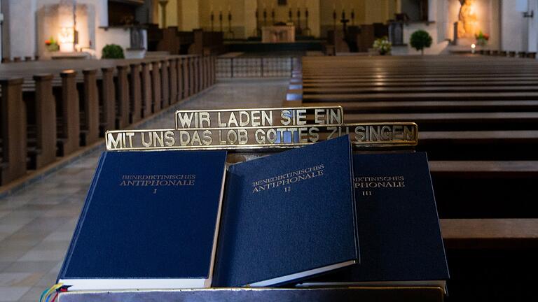 Die drei Bände des Deutschen Antiphonale entstanden zwischen 1970 und 1974 in der Abtei Münsterschwarzach unter Führung von Godehard Joppich und Pater Rhabanus Erbacher.