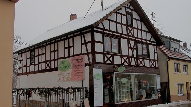 Schneiderei und ein kleines Café: Mit der 'Butik Billa' in diesem Fachwerkhaus in der Hauptstraße von Burgpreppach hat sich Berit Busch ihren eigenen Laden aufgebaut. Schneiderei und ein kleines Café: Mit der 'Butik Billa' in diesem Fachwerkhaus in der Hauptstraße von Burgpreppach hat sich Berit Busch ihren eigenen Laden aufgebaut.