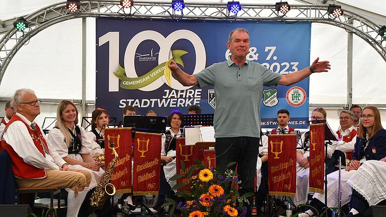 Fredi Breunig hatte die ungeteilte Aufmerksamkeit aller beim Frühschoppen anlässlich des Stadtwerke-Jubiläums.