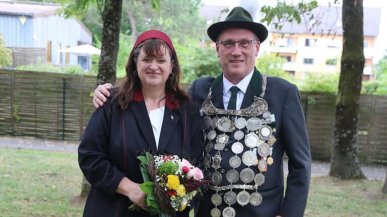 Der Vogelkönig Klaus-Dieter Weigand und seine Ehefrau die 2. Schützenmeisterin Heike Koch.