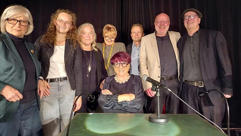 Die Künster der SAG-Gala: (stehend, von&nbsp; links) Linde Unrein, Jule Beck, Almut Heusinger-Zuber, Renate Eckert, Joachim Engel, Hanns Peter Zwisler, Musiker Mad Mob und (sitzend) Johanna Bonengel. Es fehlt Anika Grosch.