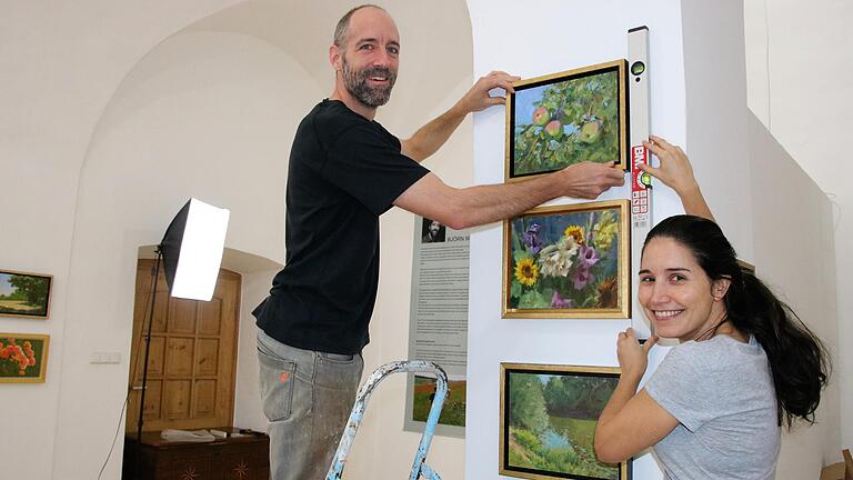 Gemeinsam mit Ehefrau Denise bereitete Maler Björn Wirtz die Ausstellung 'Malerische Mainschleife' vor, die an den Septemberwochenenden in der Hauptstraße 5 in Volkach besichtigt werden kann. Gemeinsam mit Ehefrau Denise bereitete Maler Björn Wirtz die Ausstellung 'Malerische Mainschleife' vor, die an den Septemberwochenenden in der Hauptstraße 5 in Volkach besichtigt werden kann.