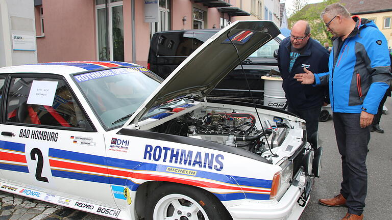 Fachleute unter sich: Motorengespräche wurden beim Arnsteiner Maimarkt, der unter dem Motto 'Auto-Freizeit-Sport' stand, gerne geführt. Fachleute unter sich: Motorengespräche wurden beim Arnsteiner Maimarkt, der unter dem Motto 'Auto-Freizeit-Sport' stand, gerne geführt.