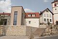 Neben der St.-Anna-Kirche und dem alten Schulhaus ist der frisch sanierte Klosterkeller beziehungsweise das neue Eichelsdorfer Dorfgemeinschaftshaus zu finden.