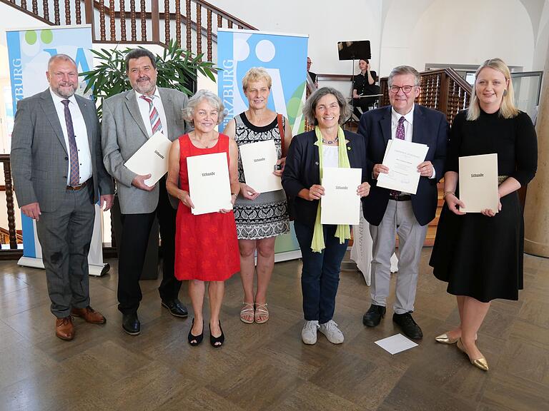 Für mehr als 20 Jahre verdienstvolles Wirken im Kreistag überreichte Landrat Thomas Eberth die Landkreisnadel in Silber an (von links) Karl Hügelschäffer, Rita Heeg, Lioba Kinzinger, Kerstin Celina, Volkmar Halbleib und Eva-Maria Distler. Für mehr als 20 Jahre verdienstvolles Wirken im Kreistag überreichte Landrat Thomas Eberth die Landkreisnadel in Silber an (von links) Karl Hügelschäffer, Rita Heeg, Lioba Kinzinger, Kerstin Celina, Volkmar Halbleib und Eva-Maria Distler.