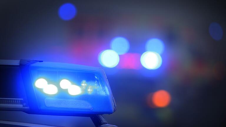Polizei - Symbolbild       -  Laster prallt mit Warnleit-Anhänger zusammen - ein sechsstelliger Schaden entsteht. (Symbolbild)