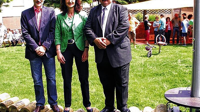 Balance-Übungen: Planer Wolfgang Leimeister, Bürgermeisterin Helga Schmidt-Neder und Bernhard Wägelein von der Regierung von Unterfranken (von links) begaben sich auf unsicheres terrain, denn die Balken unter ihren Füßen schwanken.