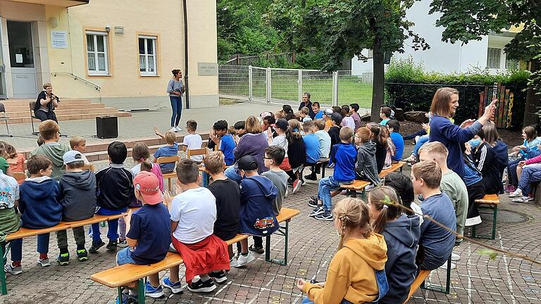 Voller Begeisterung performten die Leo-Weismantel-Schüler einen Rap zum Thema Eiscreme am Aktionstag Musik.