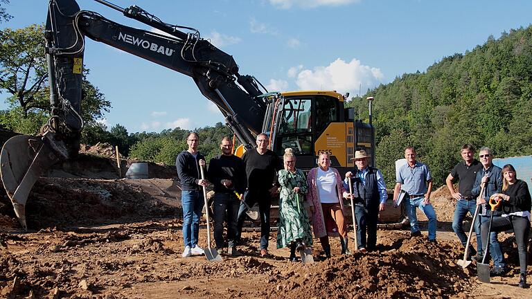 Beim 'Spatenstich' für das neue Baugebiet 'Brunnwiese II' (von links) Mathias Stretz (Bauverwaltung VG belsbach), Henry Neubauer (Bauleiter Newo-Bau Dampfach), Robert Hammerand (KFB), Antonia Riedlmeier (Newo-Bau), 2. Bürgermeisterin Diana Galefske, 1. Bürgermeister Alfons Hartlieb, Friedrich Ansgar (SRP Bamberg), Martin Barthelme (Hoch- und Tiefbau Müller Gerolzhofen), Hans-Joachim Brandt (SRP Bamberg) und 2. Bürgermeisterin Melanie Kaufhold. Beim 'Spatenstich' für das neue Baugebiet 'Brunnwiese II' (von links) Mathias Stretz (Bauverwaltung VG belsbach), Henry Neubauer (Bauleiter Newo-Bau Dampfach), Robert Hammerand (KFB), Antonia Riedlmeier (Newo-Bau), 2. Bürgermeisterin Diana Galefske, 1. Bürgermeister Alfons Hartlieb, Friedrich Ansgar (SRP Bamberg), Martin Barthelme (Hoch- und Tiefbau Müller Gerolzhofen), Hans-Joachim Brandt (SRP Bamberg) und 2. Bürgermeisterin Melanie Kaufhold.