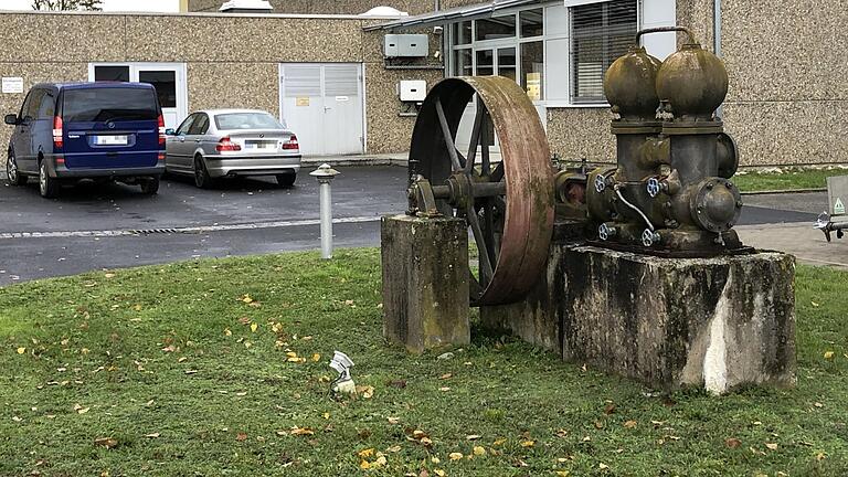 Zum alten Eisen gehört diese Pumpe, mit der früher Wasser aus den Brunnen gefördert wurde. Weil die immer weniger liefern, hat jetzt der Zweckverband Gruppe Mitte Bad Königshofen für einen Anschluss an die Fernwasserversorgung Oberfranken ausgesprochen. Zum alten Eisen gehört diese Pumpe, mit der früher Wasser aus den Brunnen gefördert wurde. Weil die immer weniger liefern, hat jetzt der Zweckverband Gruppe Mitte Bad Königshofen für einen Anschluss an die Fernwasserversorgung Oberfranken ausgesprochen.
