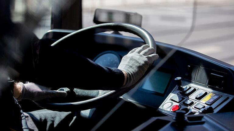 Busfahrer - Das Gehalt als Busfahrer oder Busfahrerin fällt je nach Bundesland unterschiedlich aus: Am meisten verdient man in Baden-Württemberg, Bayern befindet sich im Mittelfeld. Busfahrer - Das Gehalt als Busfahrer oder Busfahrerin fällt je nach Bundesland unterschiedlich aus: Am meisten verdient man in Baden-Württemberg, Bayern befindet sich im Mittelfeld.