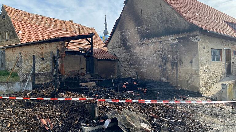 Am Morgen des 15. Mai zeigte sich das Ausmaß des Feuers in Willanzheim. Im Umfeld des abgebrannten Unterstands befinden sich weitere Gebäude. Am Morgen des 15. Mai zeigte sich das Ausmaß des Feuers in Willanzheim. Im Umfeld des abgebrannten Unterstands befinden sich weitere Gebäude.
