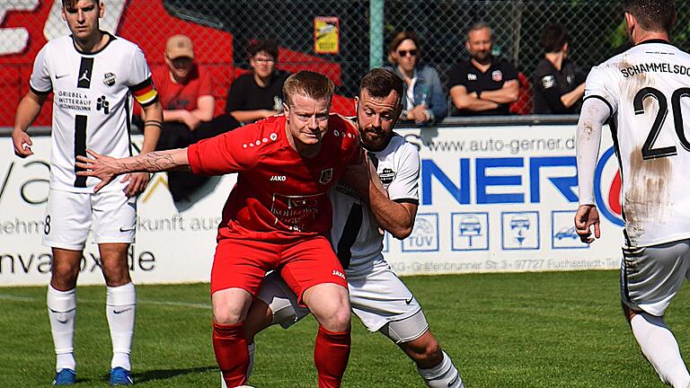 FC Fuchsstadt: Unentschieden gegen den TSV Schammelsdorf - Wie eine Klette hängt sich dieser Schammelsdorfer an Marian Wiesler. Prinzipiell waren die Oberfranken ein unbequemer Gegner für den FC Fuchsstadt. FC Fuchsstadt: Unentschieden gegen den TSV Schammelsdorf - Wie eine Klette hängt sich dieser Schammelsdorfer an Marian Wiesler. Prinzipiell waren die Oberfranken ein unbequemer Gegner für den FC Fuchsstadt.